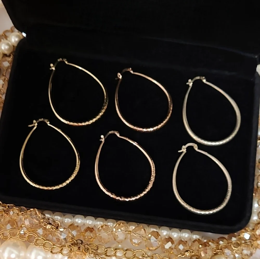 Redvelvetrebel earrings set